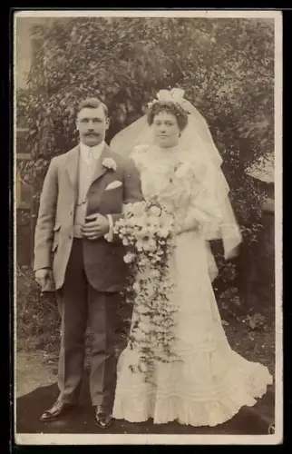 Foto-AK Hochzeitspaar vor einem Baum