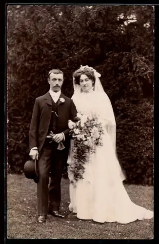 Foto-AK Hochzeitspaar auf einem Rasen