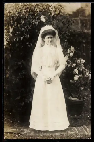 Foto-AK Braut auf einem kleinen Teppich im Garten