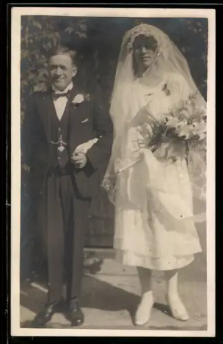 Foto-AK Hochzeitspaar im Sonnenschein