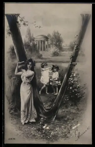 AK Frau steht vor aus Ästen gebildeten Buchstaben V, zwei Kinder dahinter