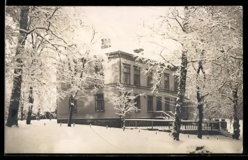 Foto-AK Svarta, Verschneites Haus in der Aussenansicht