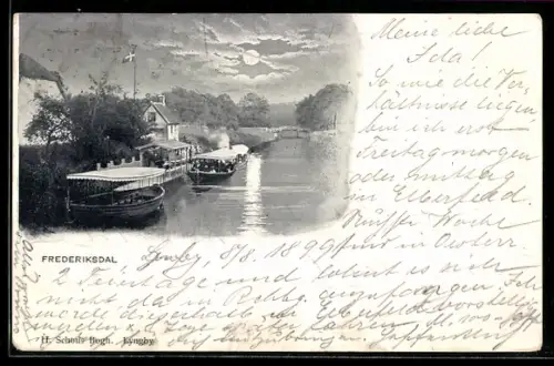 AK Frederiksdal, Uferpartie mit Booten bei Mondschein