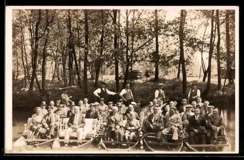 Foto-AK Lübbenau, Kahnfahrt im Spreewald, Gruppenfoto 1938
