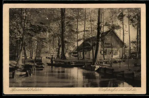 AK Lehde /Spreewald, Dorfstrasse mit Kahnfahrer
