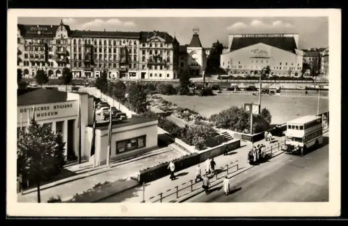 AK Berlin, Friedrichstrasse mit Friedrichstadtpalast, Deutsches Hygiene-Museum