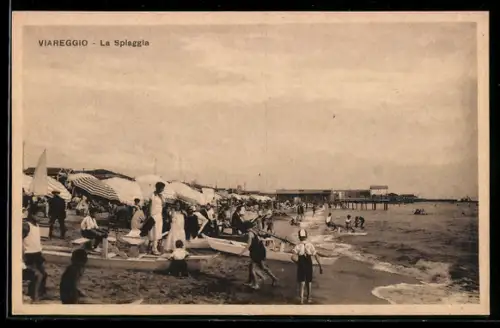 AK Viareggio, La Spiaggia con bagnanti e ombrelloni