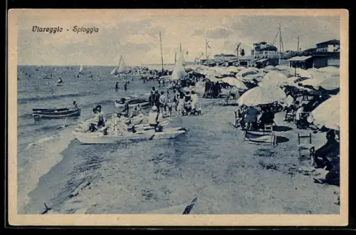 AK Viareggio, Spiaggia affollata con ombrelloni e barche sulla riva