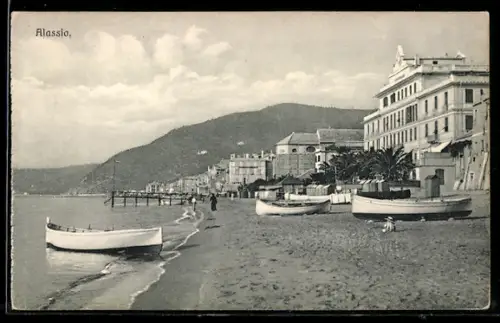 AK Alassio, Spiaggia con barche e vista sul lungomare