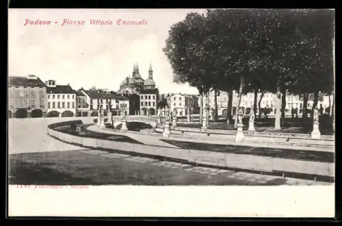 AK Padova, Piazza Vittorio Emanuele con vista su edifici storici e alberi maestosi
