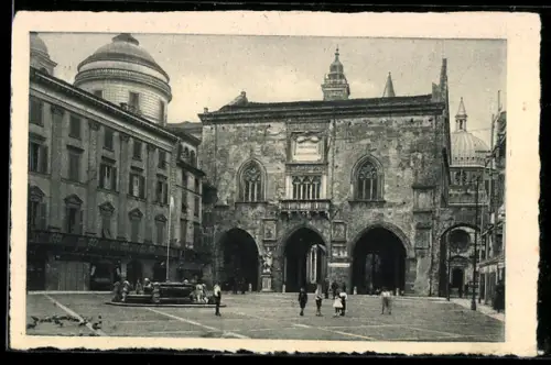 AK Bergamo, Vista della Piazza con monumenti storici e passanti