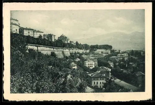 AK Bergamo, Veduta panoramica con mura storiche e colline sullo sfondo