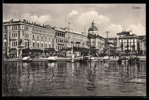 AK Como, Vista del lungolago con edifici storici e barche attraccate