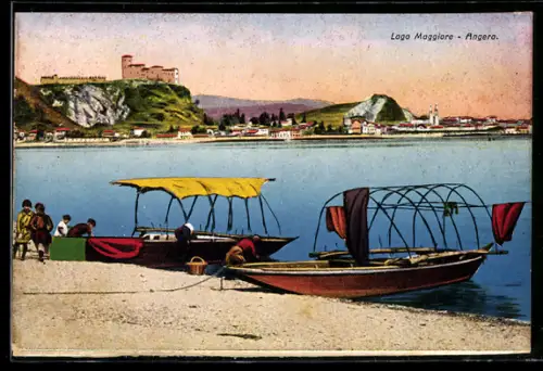 AK Angera /Lago Maggiore, Barche sulla riva con vista sul castello e il villaggio in lontananza