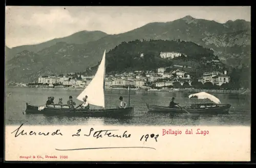 AK Bellagio, Imbarcazioni a vela sul lago di fronte alla città e montagne sullo sfondo
