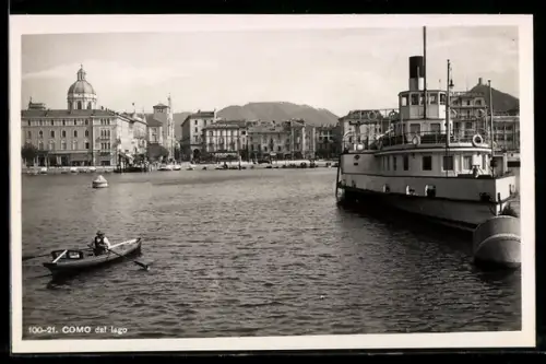 AK Como, Vista sul lago con imbarcazione e città sullo sfondo