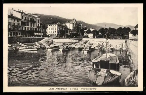 AK Stresa /Lago Maggiore, Imbarcadero sul Lago Maggiore con barche attraccate e vista sulla città