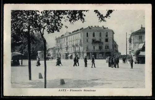 AK Asti, Piazzale Stazione con passanti e alberi sullo sfondo