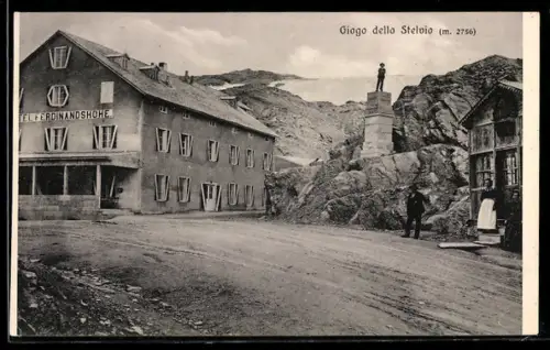 AK Giogo dello Stelvio, Albergo Ferdinandshöhe e statua su strada di montagna