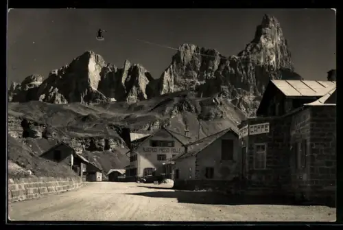 AK Passo Rolle, Albergo e Caffè con Gruppo delle Pale sullo sfondo