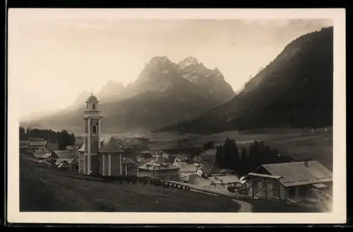 AK Sesto /Dolomiti, Vista del paese con chiesa e montagne sullo sfondo