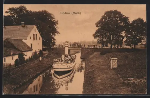 AK Lindow /Mark, Blick auf den Kanal mit passierendem Fahrgastdampfer