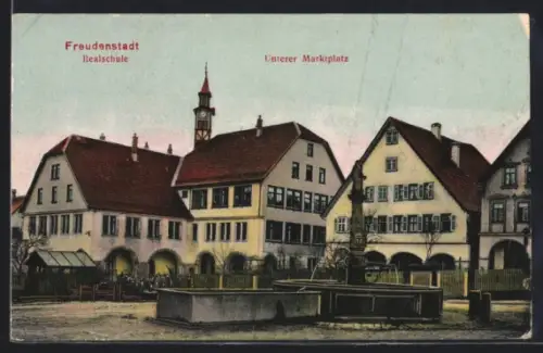 AK Freudenstadt, Unterer Marktplatz mit Realschule und Brunnen
