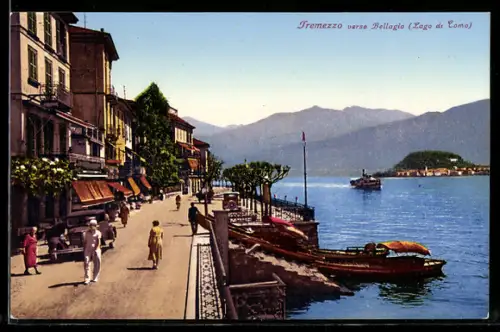 AK Tremezzo /Lago di Como, Verso Bellagio, passeggiata sul lungolago con barche e traghetto in lontananza