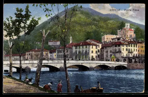 AK Varese /Ponte Tresa, Vista sul ponte e sulle case lungo il fiume con montagne sullo sfondo