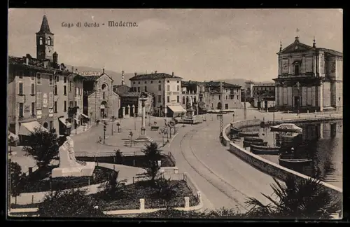 AK Maderno /Lago di Garda, Veduta della piazza principale con chiesa e barche lungo il molo