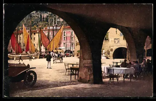 AK Riva, Portici in Piazza 3 Novembre con barche a vela e tavolini all`aperto