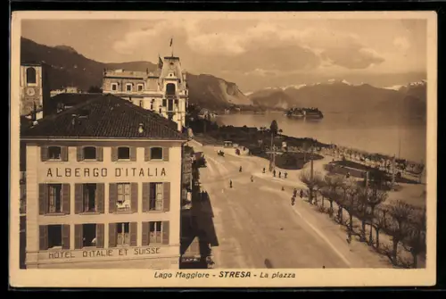 AK Stresa /Lago Maggiore, La piazza con albergo d`Italia e vista sul lago e montagne