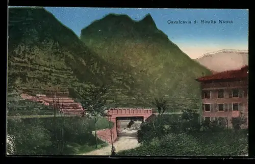 AK Rivalta Nuova, Cavalcavia di Rivalta Nuova con paesaggio montano e edificio sullo sfondo
