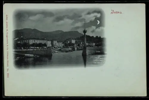 Mondschein-AK Intra, Vista notturna del porto con luna crescente e montagne sullo sfondo
