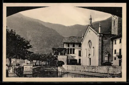 AK Torno /Lago di Como, Chiesa e ristorante sul lungolago con montagne sullo sfondo