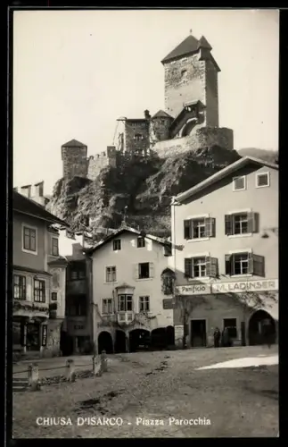 AK Chiusa d`Isarco, Piazza Parocchia con vista del castello su una collina rocciosa