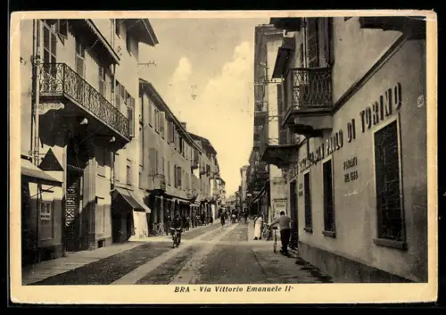 AK Bra, Via Vittorio Emanuele II con edifici storici e ciclista