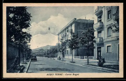 AK Acqui Terme, Corso Bagni con edifici e automobili lungo la strada alberata