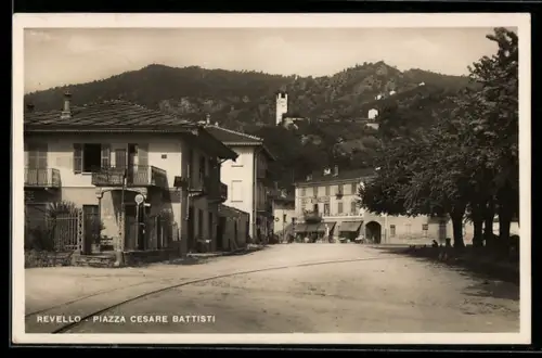 AK Revello, Piazza Cesare Battisti con vista sul paesaggio collinare e edifici storici