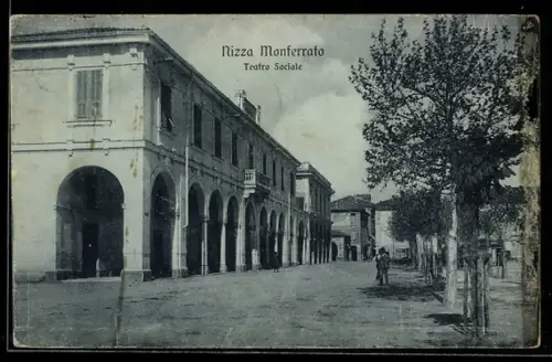 AK Nizza Monferrato, Teatro Sociale con portici alberati e persone che passeggiano