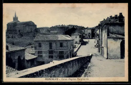 AK Moncalvo, Corso Regina Margherita con vista sulla chiesa e case circostanti