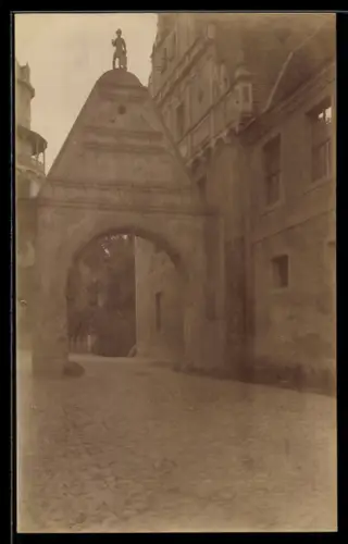 Foto-AK Wiesenburg, Schloss, Torbogen mit Figur 1925