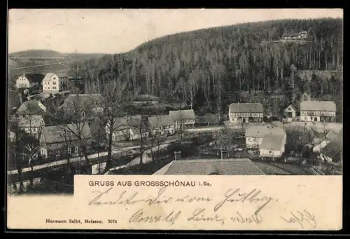 AK Grossschönau i. Sa., Ortsansicht mit Fachwerkhäusern und bewaldetem Hang