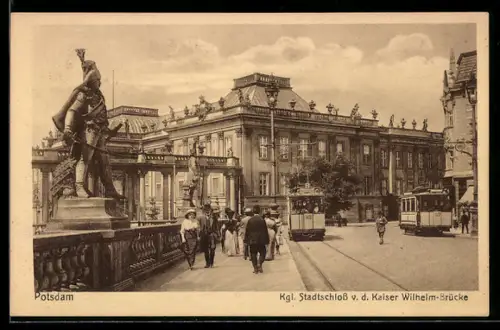 AK Potsdam, Königliches Stadtschloss v. d. Kaiser Wilhelm-Brücke mit Strassenbahn