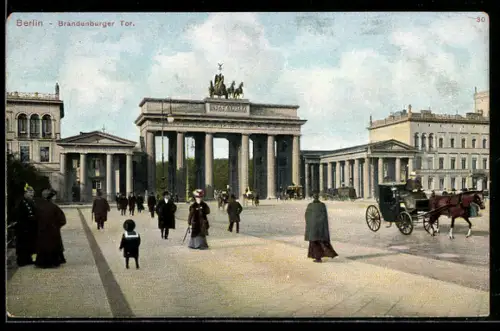 AK Berlin, Brandenburger Tor, Frau mit Hut geht spazieren