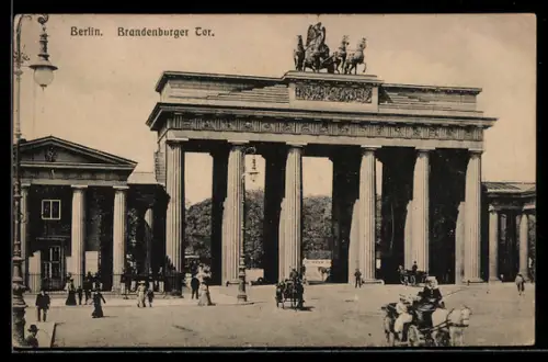 AK Berlin, Brandenburger Tor mit Pferdewagen