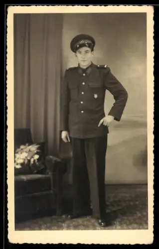 Foto-AK Angehöriger der Kasernierten Volkspolizei in Uniform mit Abzeichen