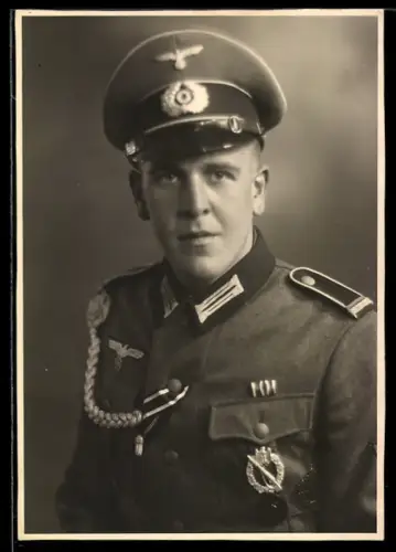 AK Soldat des Heeres /Offiziersanwärter mit Infanterie-Sturmabzeichen, Band EK II 1939 und Schützenschnur 1. Stufe