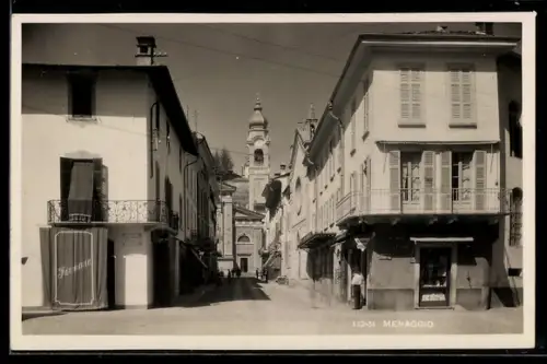 AK Menaggio, Strassenpartie mit Blick zur Kirche