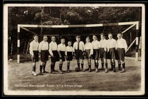 AK Köln, Familien-Fussballmannschaft Peiper V.f.p. Körperpflege vor einem Tor mit Ball